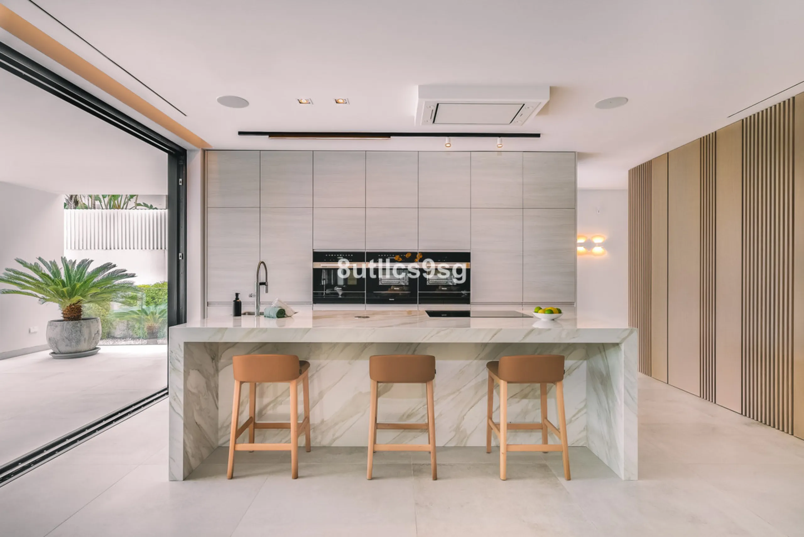 This stunning villa is located in the exclusive area of Nueva Andalucía, Marbella, Málaga, and stands out for its modern design and privileged location. With a constructed area of 844m² and a plot of 1.142m², this property offers a spacious and comfortabl