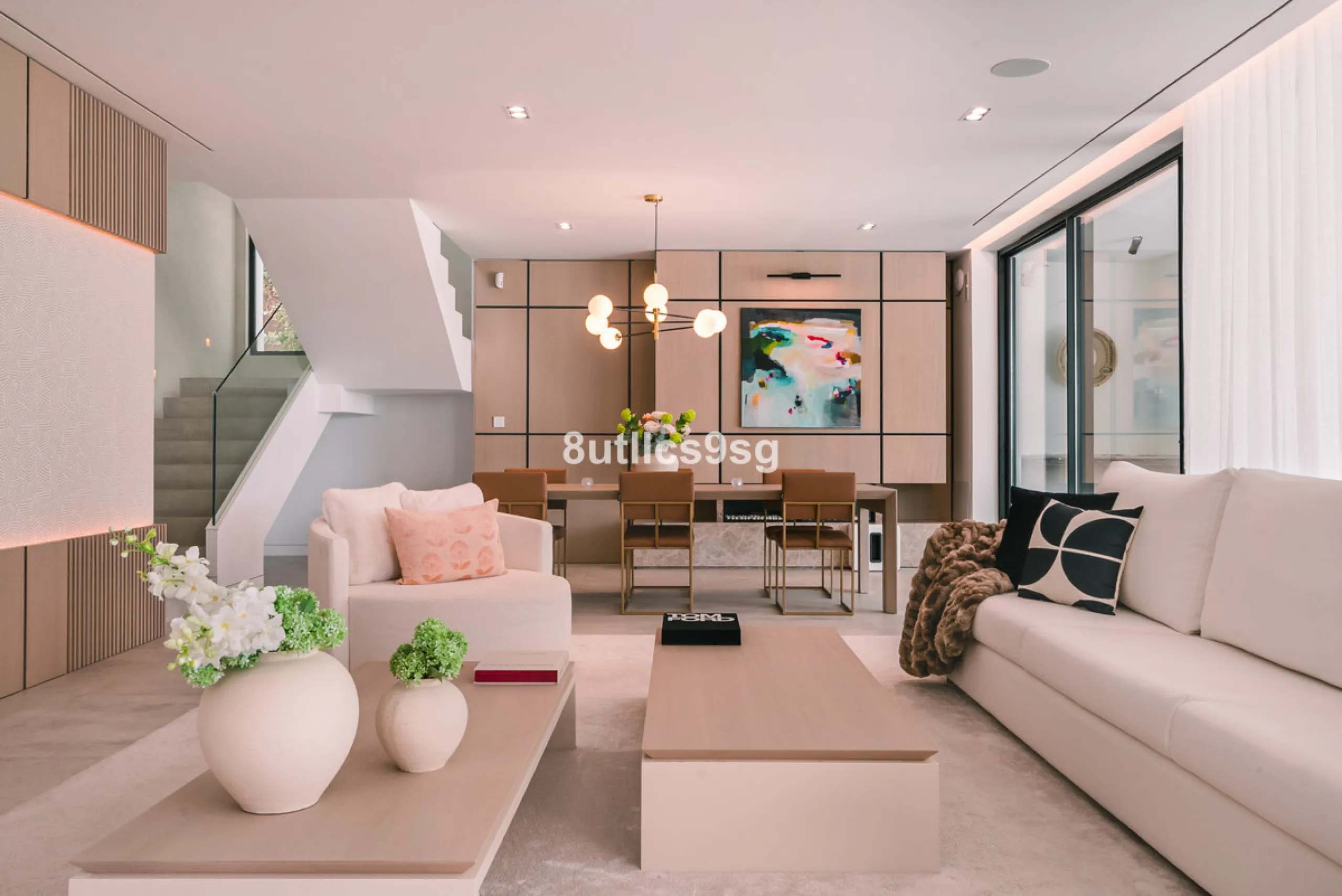 This stunning villa is located in the exclusive area of Nueva Andalucía, Marbella, Málaga, and stands out for its modern design and privileged location. With a constructed area of 844m² and a plot of 1.142m², this property offers a spacious and comfortabl
