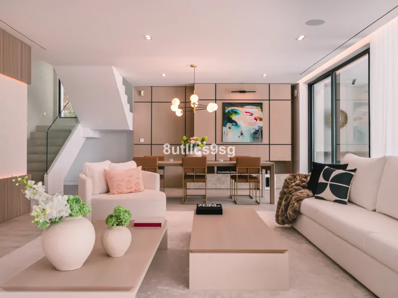 This stunning villa is located in the exclusive area of Nueva Andalucía, Marbella, Málaga, and stands out for its modern design and privileged location. With a constructed area of 844m² and a plot of 1.142m², this property offers a spacious and comfortabl