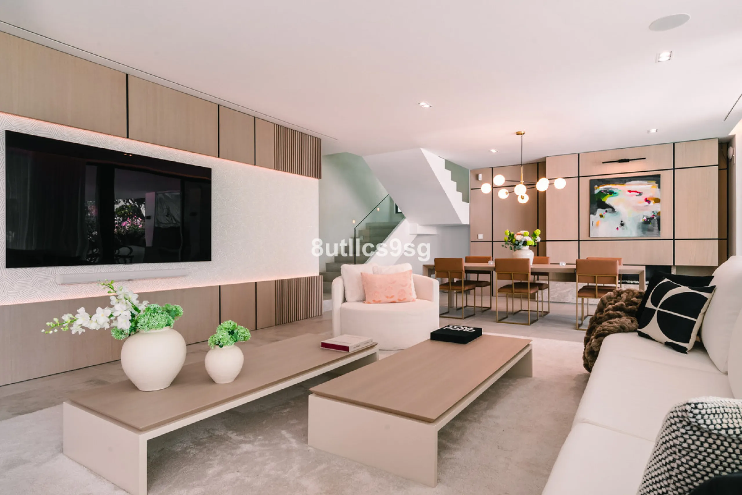 This stunning villa is located in the exclusive area of Nueva Andalucía, Marbella, Málaga, and stands out for its modern design and privileged location. With a constructed area of 844m² and a plot of 1.142m², this property offers a spacious and comfortabl