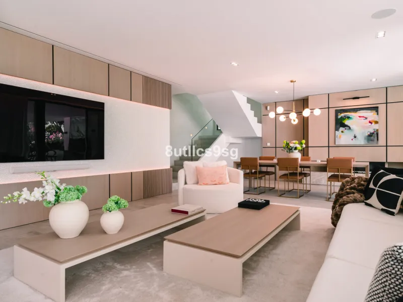 This stunning villa is located in the exclusive area of Nueva Andalucía, Marbella, Málaga, and stands out for its modern design and privileged location. With a constructed area of 844m² and a plot of 1.142m², this property offers a spacious and comfortabl