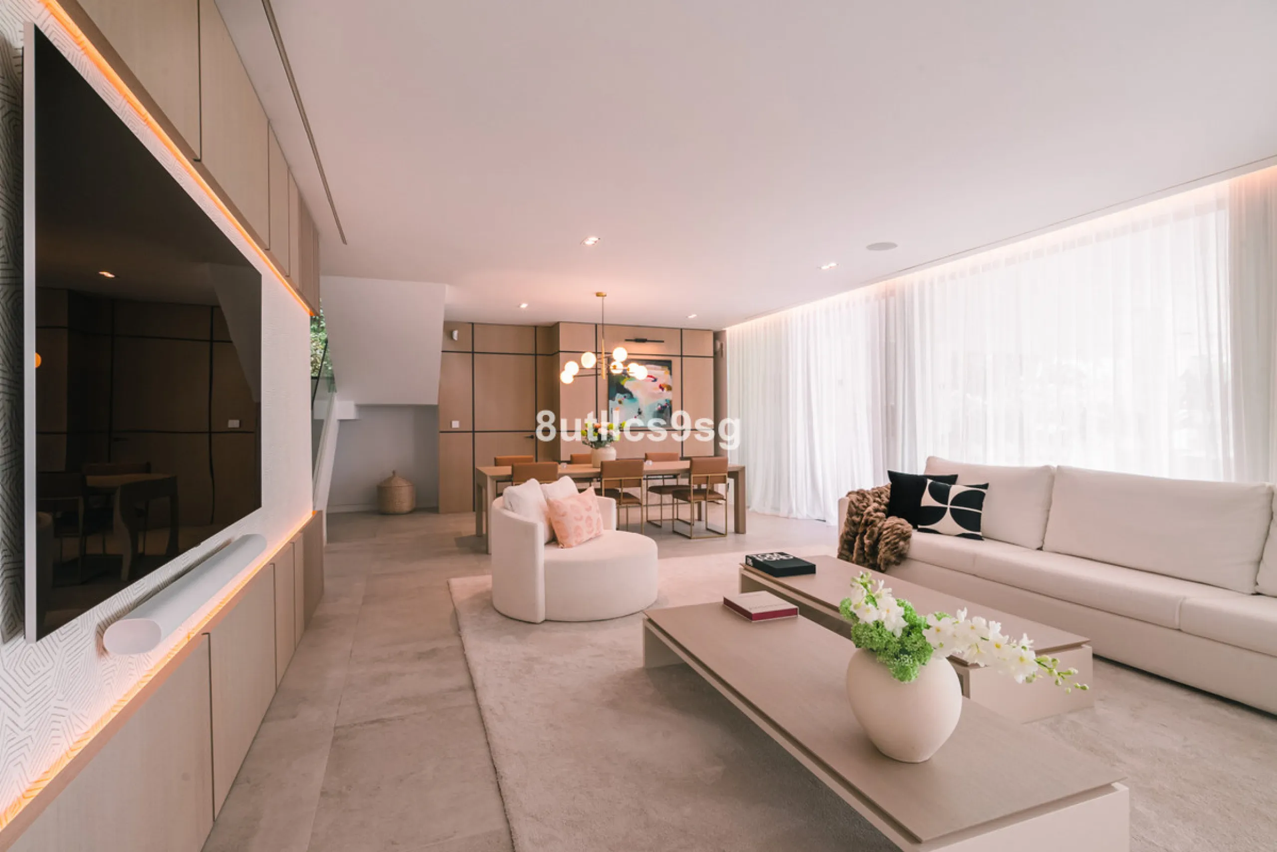 This stunning villa is located in the exclusive area of Nueva Andalucía, Marbella, Málaga, and stands out for its modern design and privileged location. With a constructed area of 844m² and a plot of 1.142m², this property offers a spacious and comfortabl