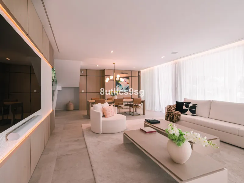 This stunning villa is located in the exclusive area of Nueva Andalucía, Marbella, Málaga, and stands out for its modern design and privileged location. With a constructed area of 844m² and a plot of 1.142m², this property offers a spacious and comfortabl