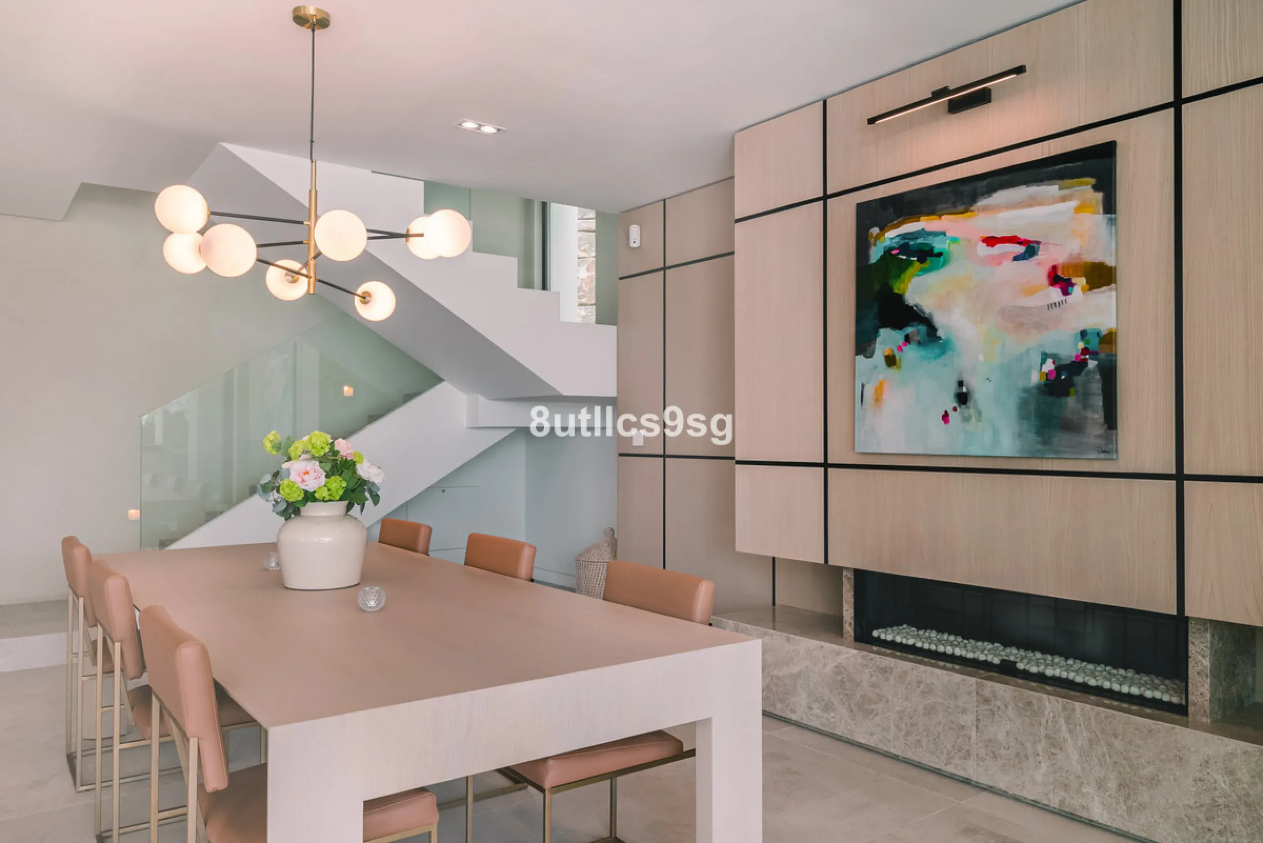 This stunning villa is located in the exclusive area of Nueva Andalucía, Marbella, Málaga, and stands out for its modern design and privileged location. With a constructed area of 844m² and a plot of 1.142m², this property offers a spacious and comfortabl