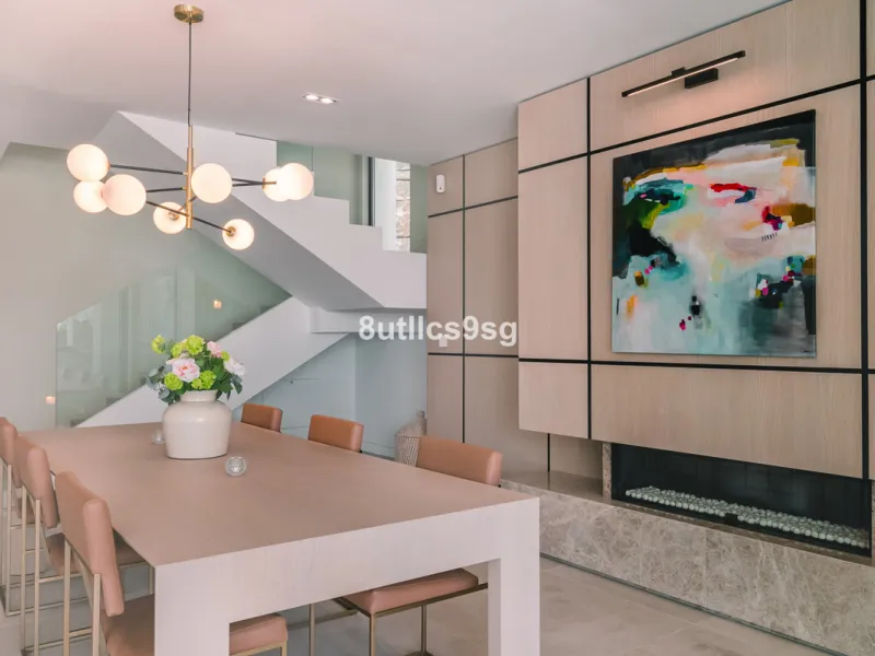 This stunning villa is located in the exclusive area of Nueva Andalucía, Marbella, Málaga, and stands out for its modern design and privileged location. With a constructed area of 844m² and a plot of 1.142m², this property offers a spacious and comfortabl