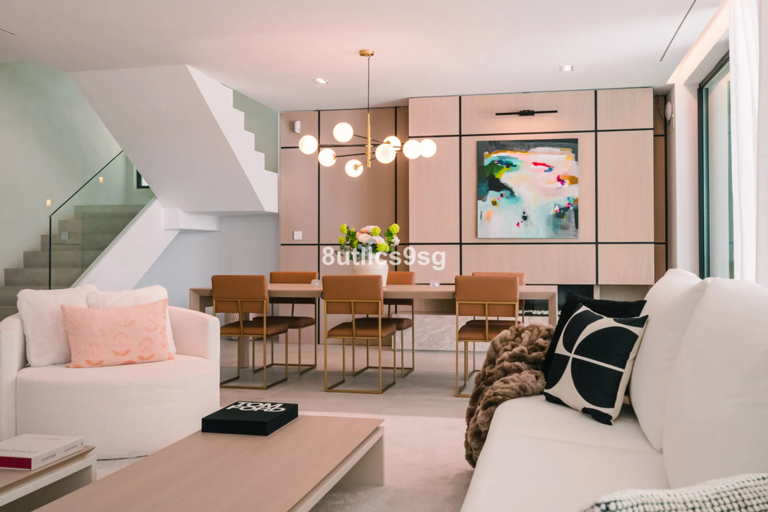 This stunning villa is located in the exclusive area of Nueva Andalucía, Marbella, Málaga, and stands out for its modern design and privileged location. With a constructed area of 844m² and a plot of 1.142m², this property offers a spacious and comfortabl