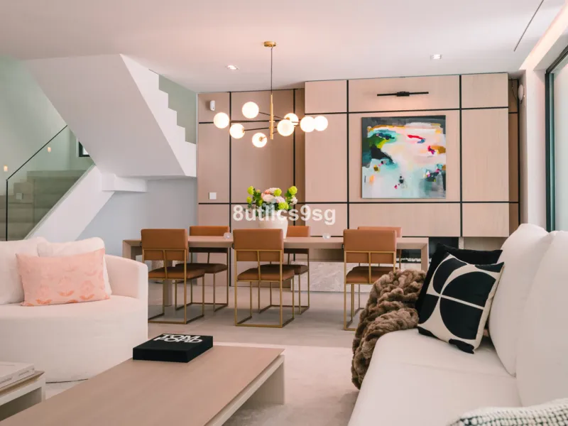 This stunning villa is located in the exclusive area of Nueva Andalucía, Marbella, Málaga, and stands out for its modern design and privileged location. With a constructed area of 844m² and a plot of 1.142m², this property offers a spacious and comfortabl
