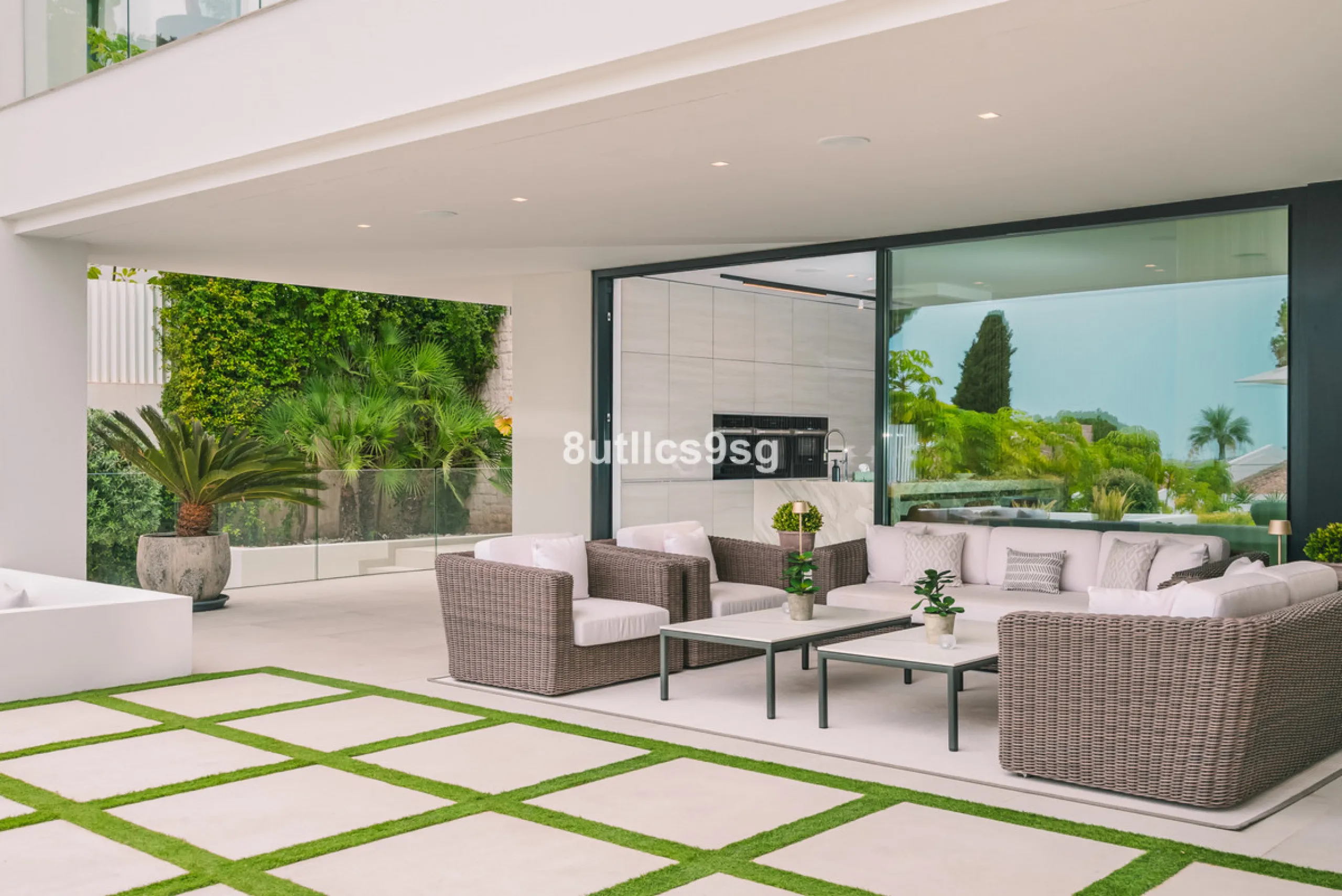 This stunning villa is located in the exclusive area of Nueva Andalucía, Marbella, Málaga, and stands out for its modern design and privileged location. With a constructed area of 844m² and a plot of 1.142m², this property offers a spacious and comfortabl
