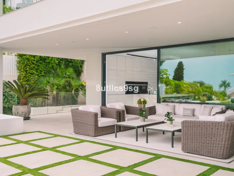 This stunning villa is located in the exclusive area of Nueva Andalucía, Marbella, Málaga, and stands out for its modern design and privileged location. With a constructed area of 844m² and a plot of 1.142m², this property offers a spacious and comfortabl