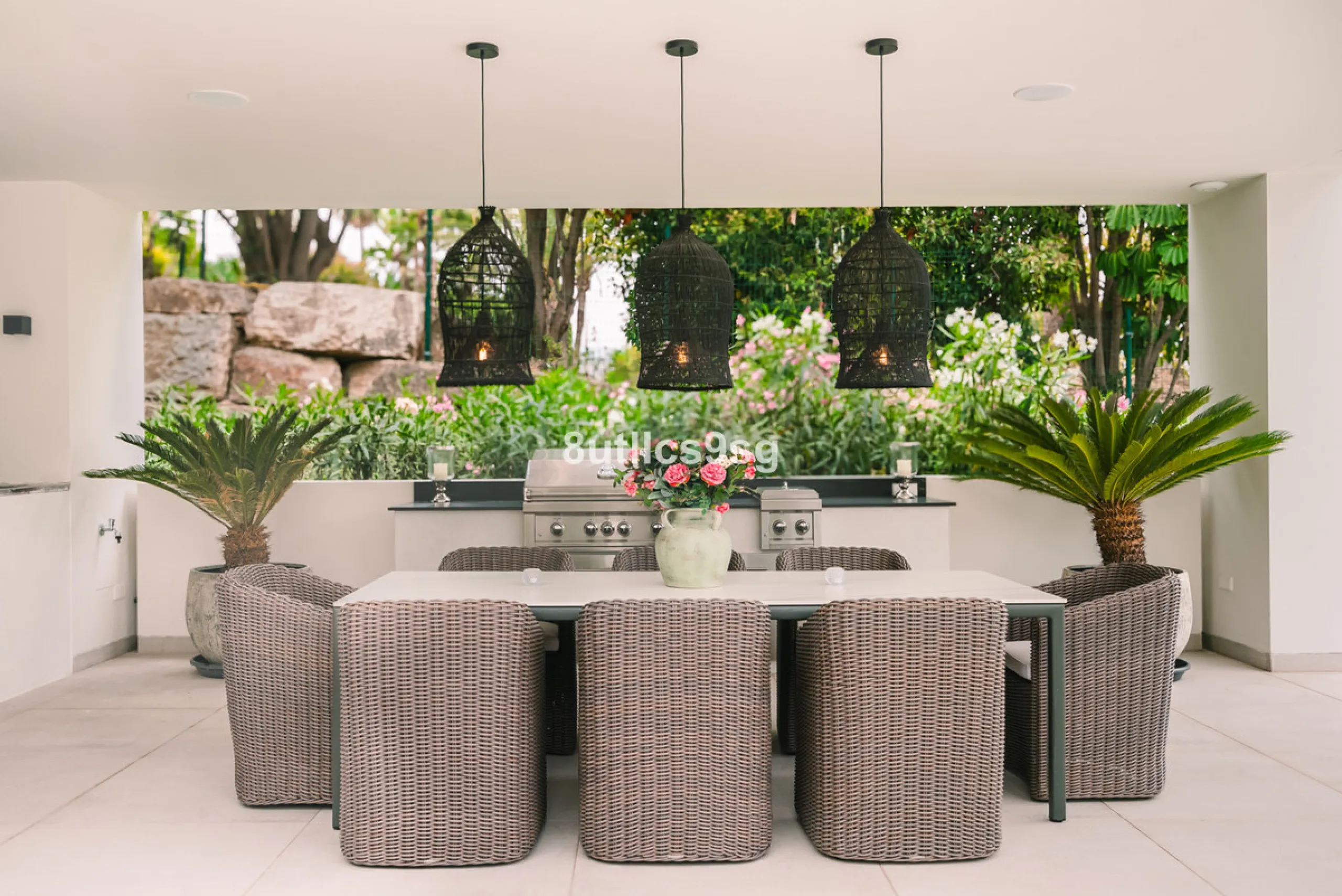 This stunning villa is located in the exclusive area of Nueva Andalucía, Marbella, Málaga, and stands out for its modern design and privileged location. With a constructed area of 844m² and a plot of 1.142m², this property offers a spacious and comfortabl