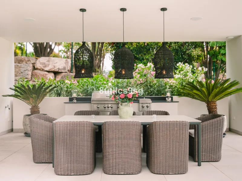 This stunning villa is located in the exclusive area of Nueva Andalucía, Marbella, Málaga, and stands out for its modern design and privileged location. With a constructed area of 844m² and a plot of 1.142m², this property offers a spacious and comfortabl