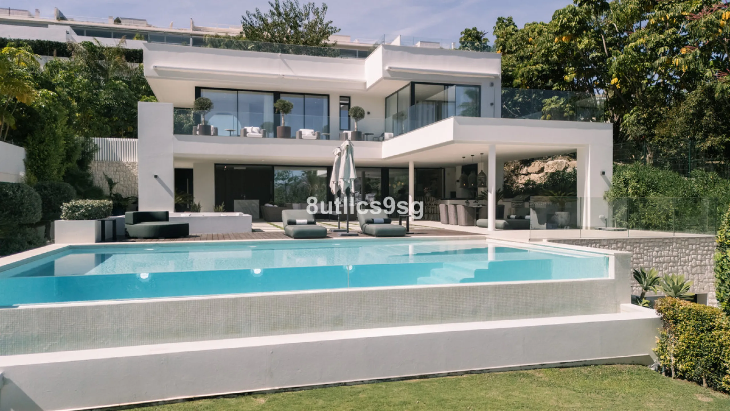 This stunning villa is located in the exclusive area of Nueva Andalucía, Marbella, Málaga, and stands out for its modern design and privileged location. With a constructed area of 844m² and a plot of 1.142m², this property offers a spacious and comfortabl