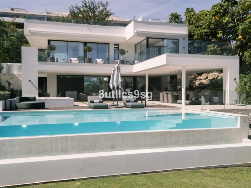 This stunning villa is located in the exclusive area of Nueva Andalucía, Marbella, Málaga, and stands out for its modern design and privileged location. With a constructed area of 844m² and a plot of 1.142m², this property offers a spacious and comfortabl