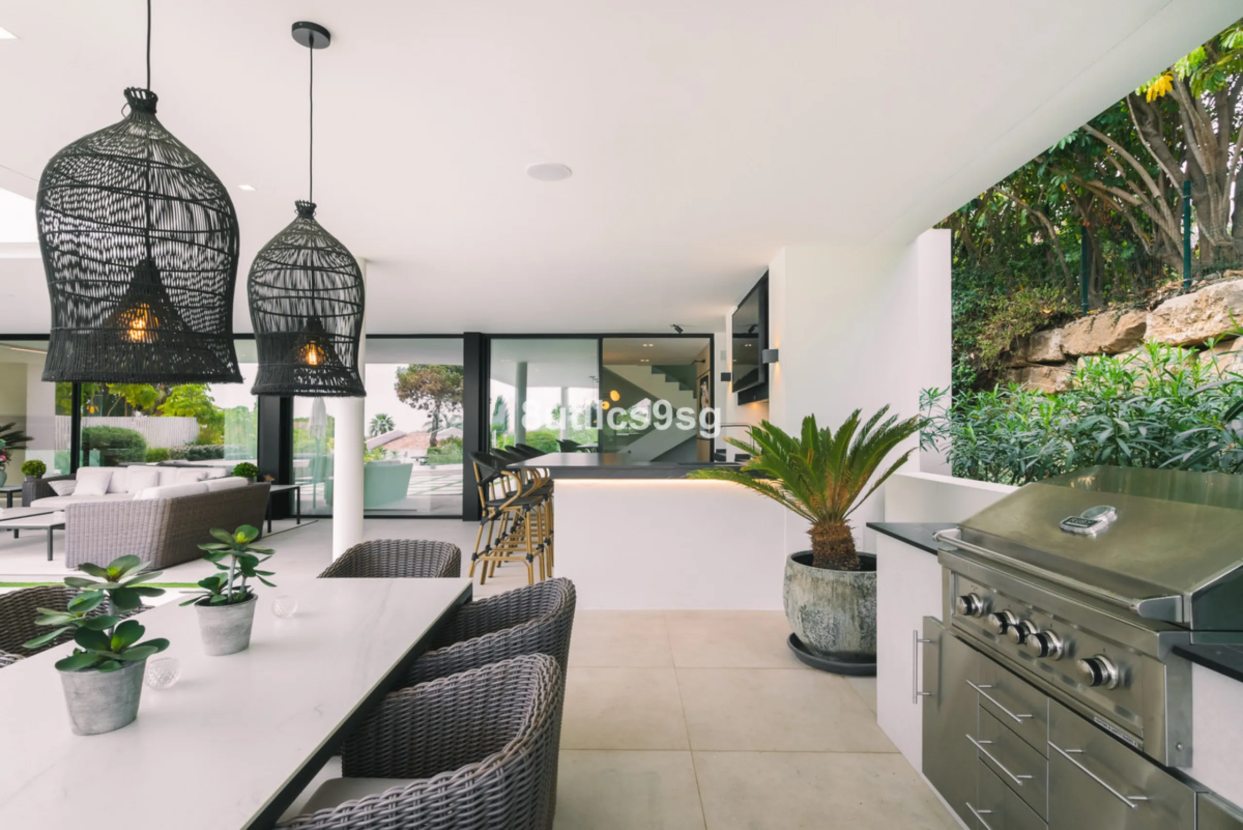 This stunning villa is located in the exclusive area of Nueva Andalucía, Marbella, Málaga, and stands out for its modern design and privileged location. With a constructed area of 844m² and a plot of 1.142m², this property offers a spacious and comfortabl