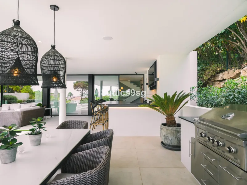 This stunning villa is located in the exclusive area of Nueva Andalucía, Marbella, Málaga, and stands out for its modern design and privileged location. With a constructed area of 844m² and a plot of 1.142m², this property offers a spacious and comfortabl