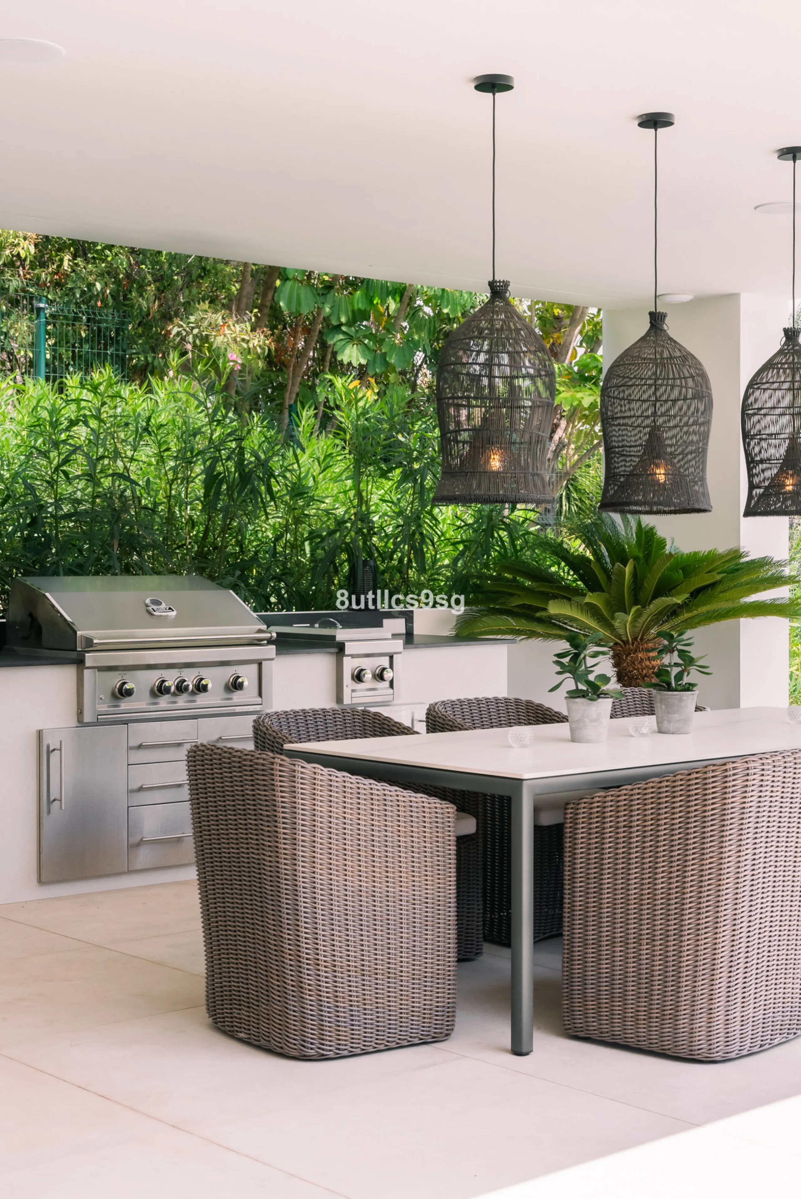 This stunning villa is located in the exclusive area of Nueva Andalucía, Marbella, Málaga, and stands out for its modern design and privileged location. With a constructed area of 844m² and a plot of 1.142m², this property offers a spacious and comfortabl