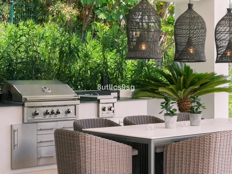 This stunning villa is located in the exclusive area of Nueva Andalucía, Marbella, Málaga, and stands out for its modern design and privileged location. With a constructed area of 844m² and a plot of 1.142m², this property offers a spacious and comfortabl
