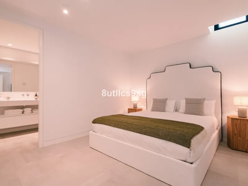 This stunning villa is located in the exclusive area of Nueva Andalucía, Marbella, Málaga, and stands out for its modern design and privileged location. With a constructed area of 844m² and a plot of 1.142m², this property offers a spacious and comfortabl