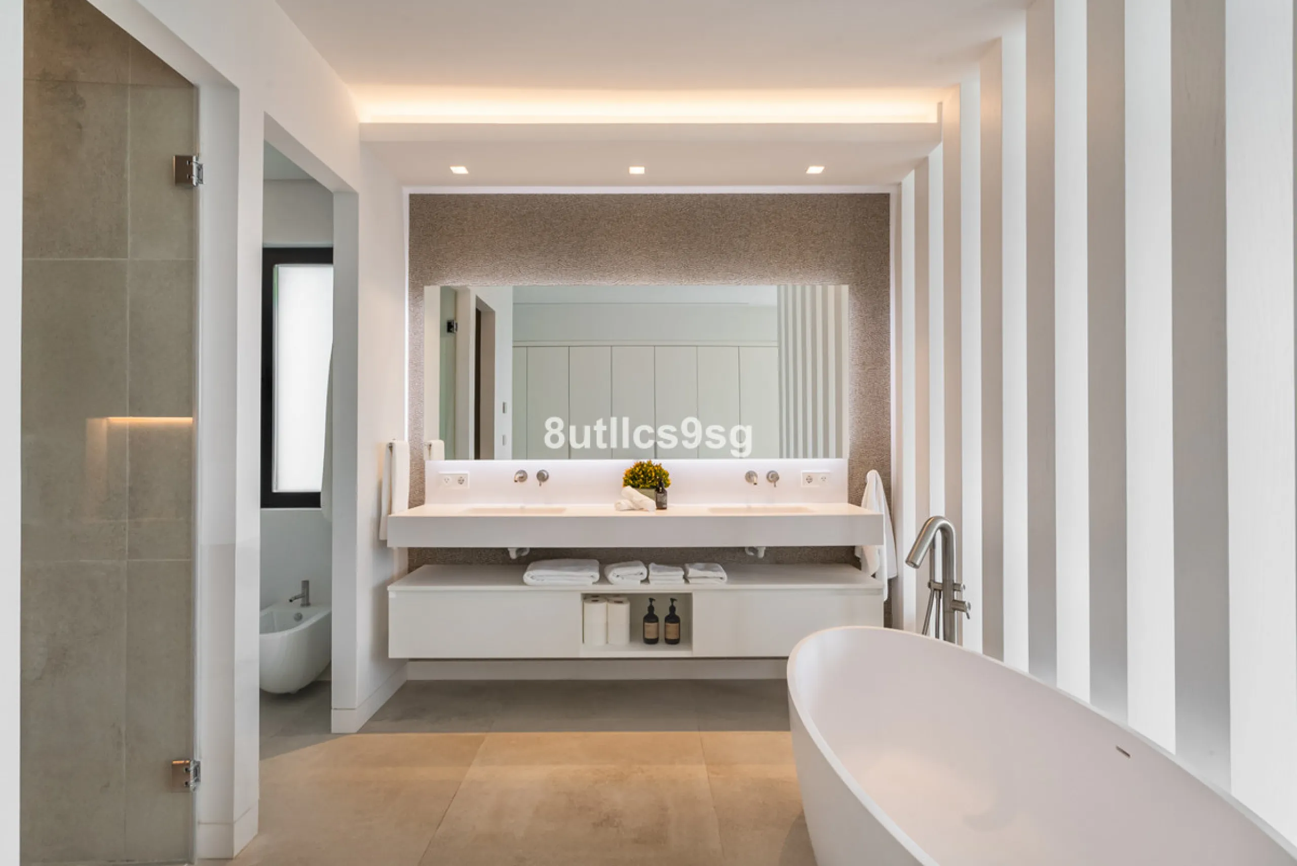 This stunning villa is located in the exclusive area of Nueva Andalucía, Marbella, Málaga, and stands out for its modern design and privileged location. With a constructed area of 844m² and a plot of 1.142m², this property offers a spacious and comfortabl