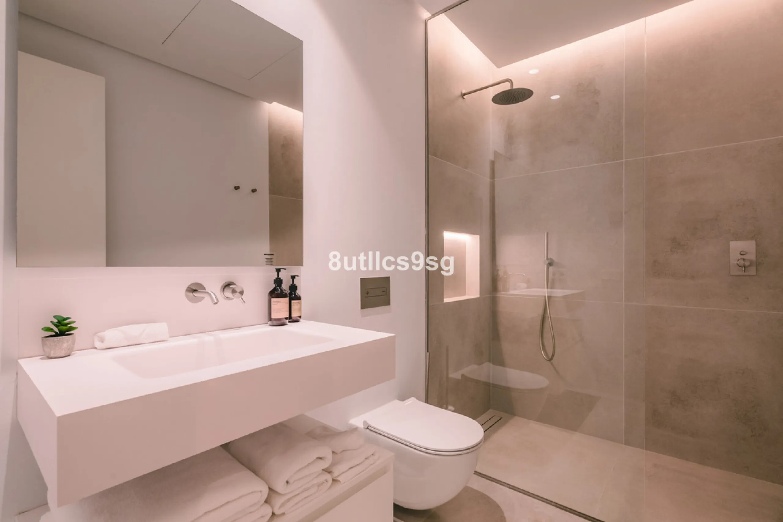 This stunning villa is located in the exclusive area of Nueva Andalucía, Marbella, Málaga, and stands out for its modern design and privileged location. With a constructed area of 844m² and a plot of 1.142m², this property offers a spacious and comfortabl