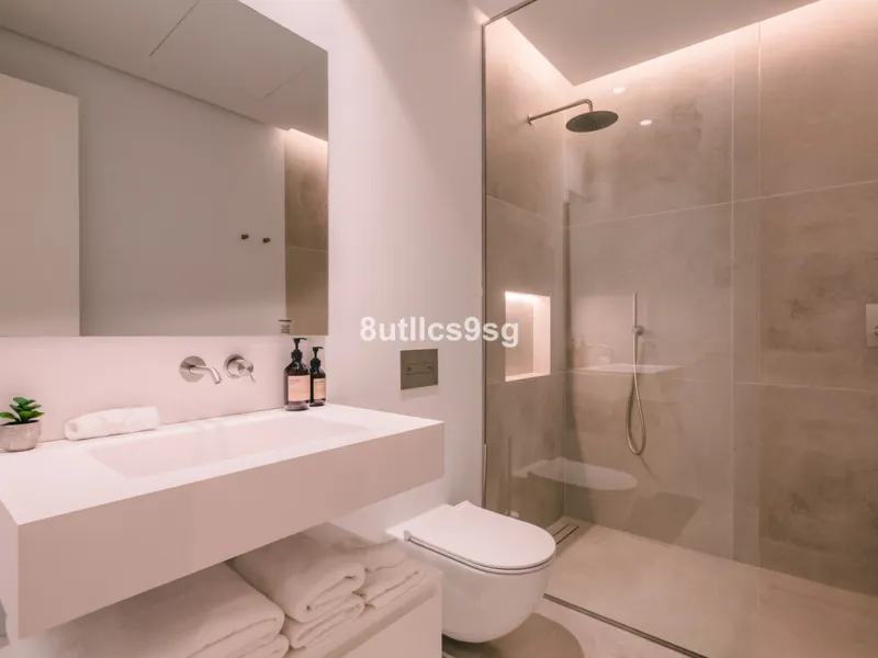 This stunning villa is located in the exclusive area of Nueva Andalucía, Marbella, Málaga, and stands out for its modern design and privileged location. With a constructed area of 844m² and a plot of 1.142m², this property offers a spacious and comfortabl