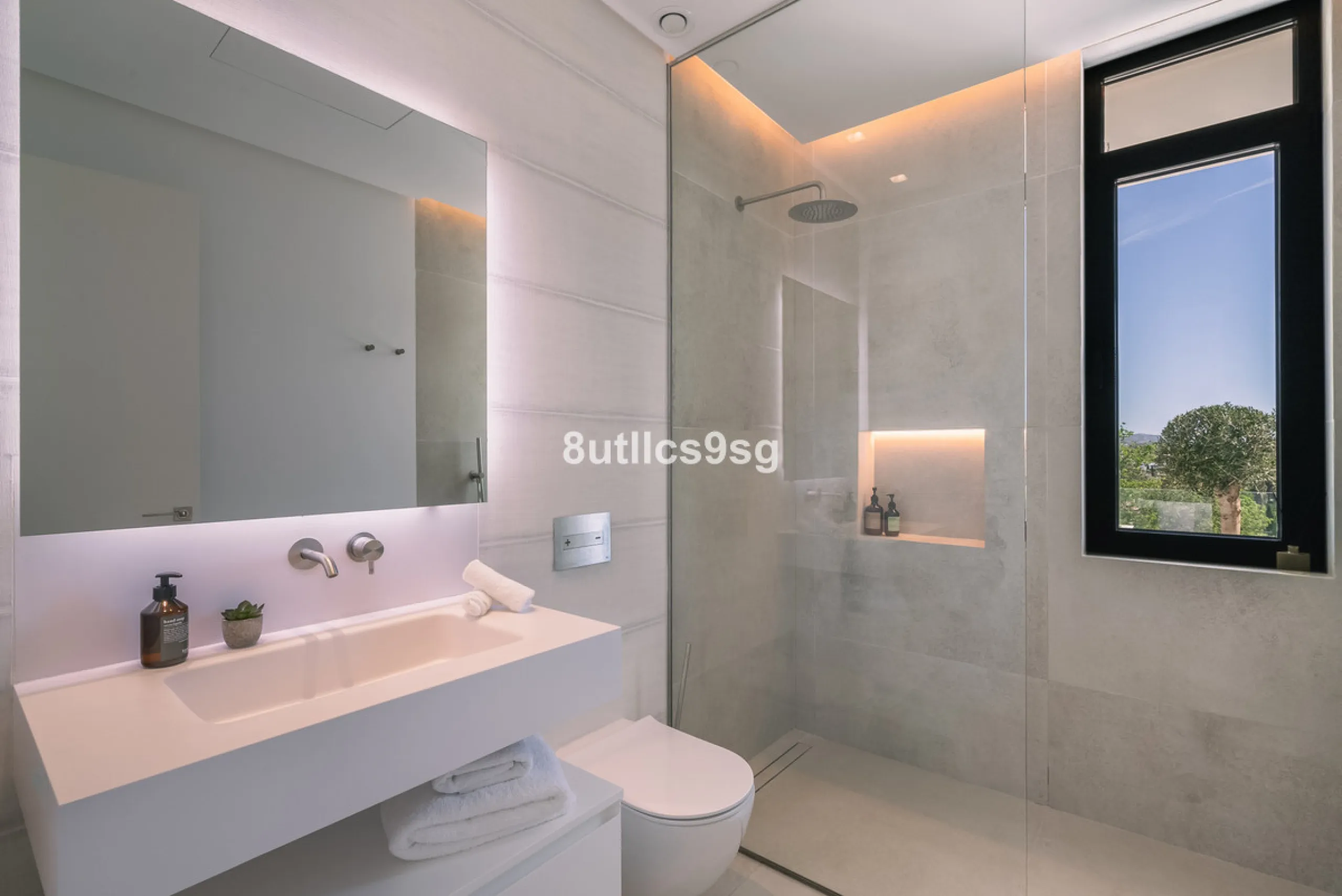 This stunning villa is located in the exclusive area of Nueva Andalucía, Marbella, Málaga, and stands out for its modern design and privileged location. With a constructed area of 844m² and a plot of 1.142m², this property offers a spacious and comfortabl