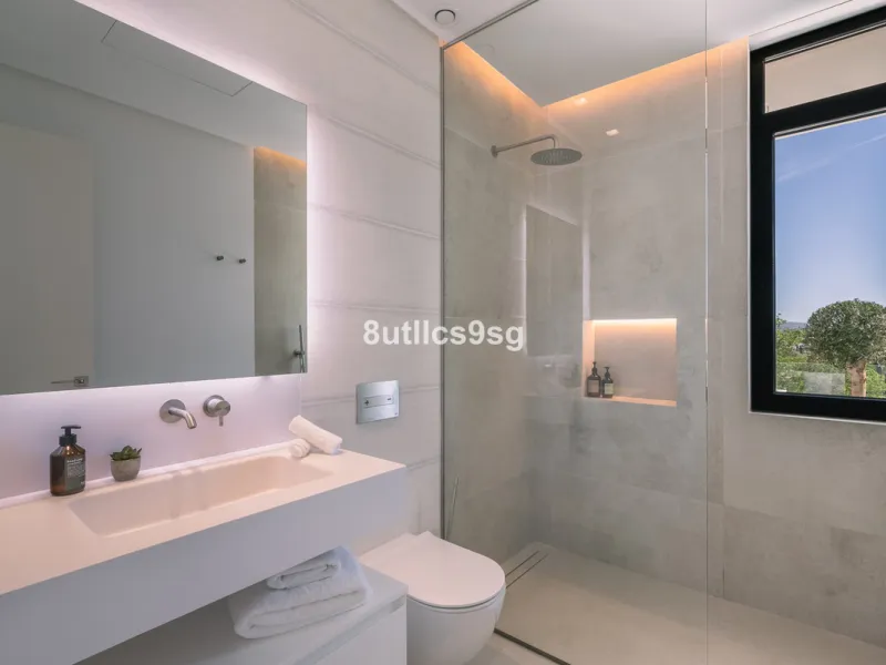 This stunning villa is located in the exclusive area of Nueva Andalucía, Marbella, Málaga, and stands out for its modern design and privileged location. With a constructed area of 844m² and a plot of 1.142m², this property offers a spacious and comfortabl