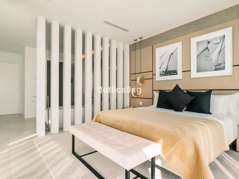 This stunning villa is located in the exclusive area of Nueva Andalucía, Marbella, Málaga, and stands out for its modern design and privileged location. With a constructed area of 844m² and a plot of 1.142m², this property offers a spacious and comfortabl
