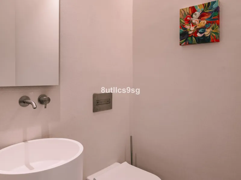 This stunning villa is located in the exclusive area of Nueva Andalucía, Marbella, Málaga, and stands out for its modern design and privileged location. With a constructed area of 844m² and a plot of 1.142m², this property offers a spacious and comfortabl