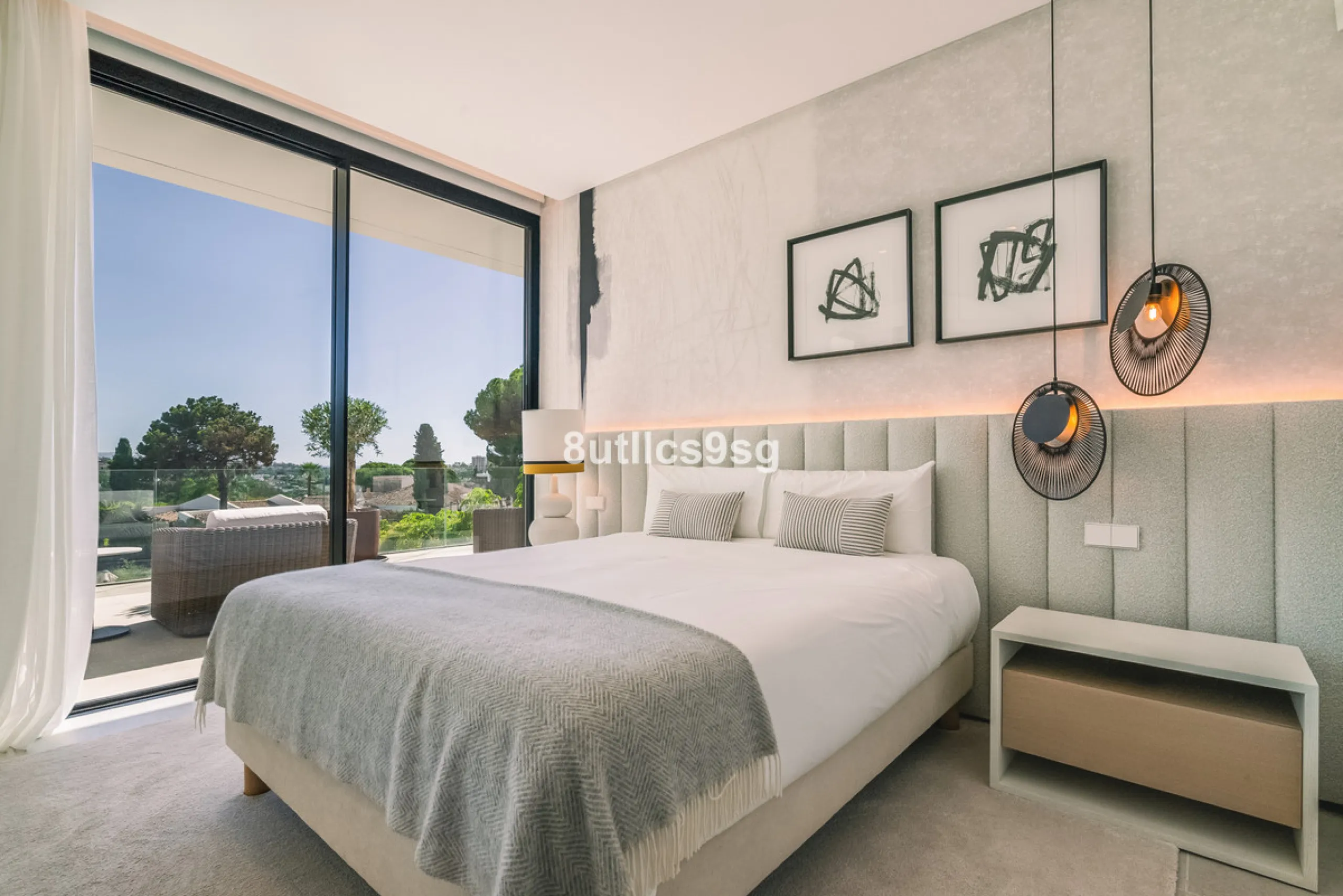 This stunning villa is located in the exclusive area of Nueva Andalucía, Marbella, Málaga, and stands out for its modern design and privileged location. With a constructed area of 844m² and a plot of 1.142m², this property offers a spacious and comfortabl