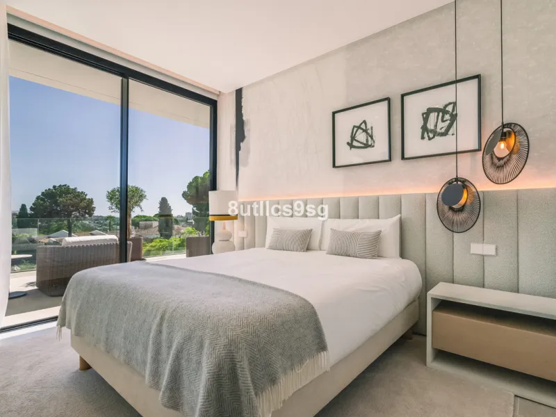 This stunning villa is located in the exclusive area of Nueva Andalucía, Marbella, Málaga, and stands out for its modern design and privileged location. With a constructed area of 844m² and a plot of 1.142m², this property offers a spacious and comfortabl