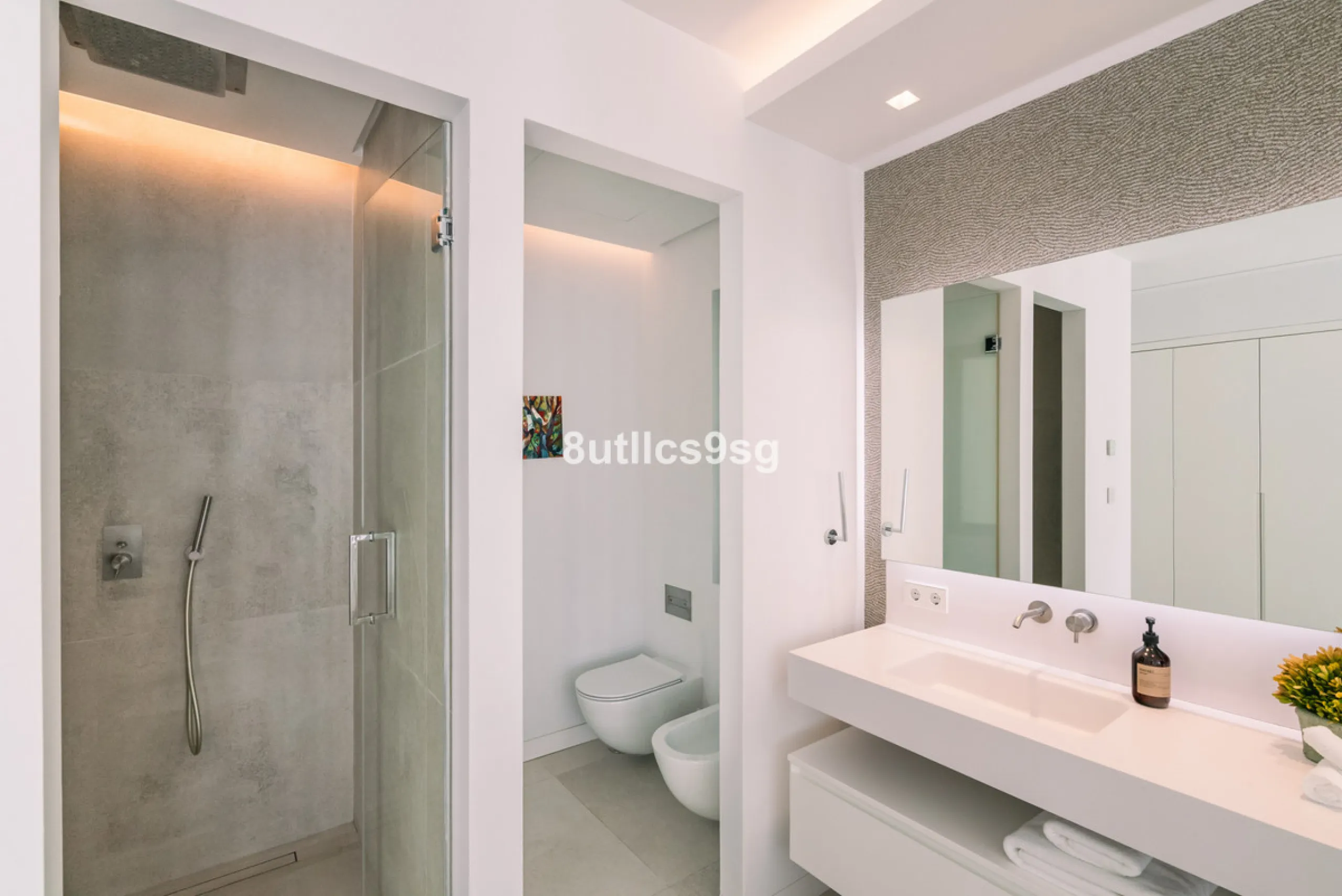 This stunning villa is located in the exclusive area of Nueva Andalucía, Marbella, Málaga, and stands out for its modern design and privileged location. With a constructed area of 844m² and a plot of 1.142m², this property offers a spacious and comfortabl