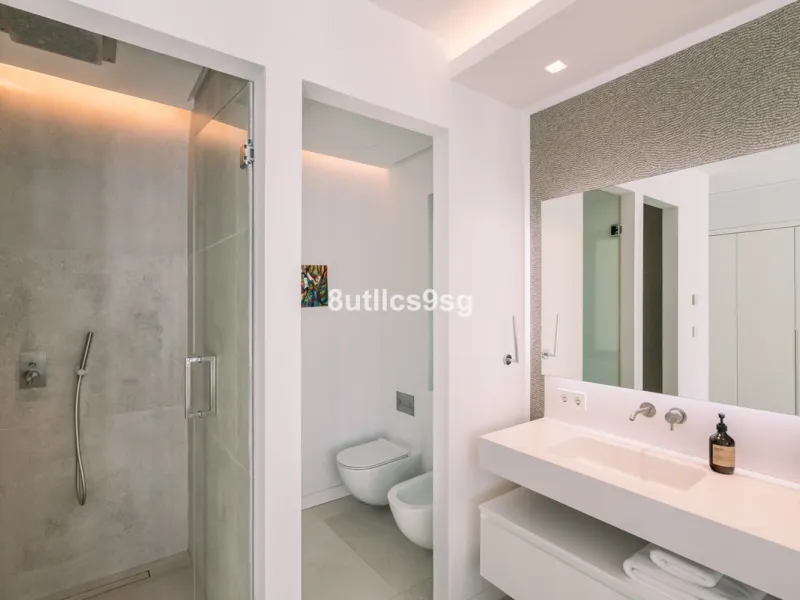 This stunning villa is located in the exclusive area of Nueva Andalucía, Marbella, Málaga, and stands out for its modern design and privileged location. With a constructed area of 844m² and a plot of 1.142m², this property offers a spacious and comfortabl