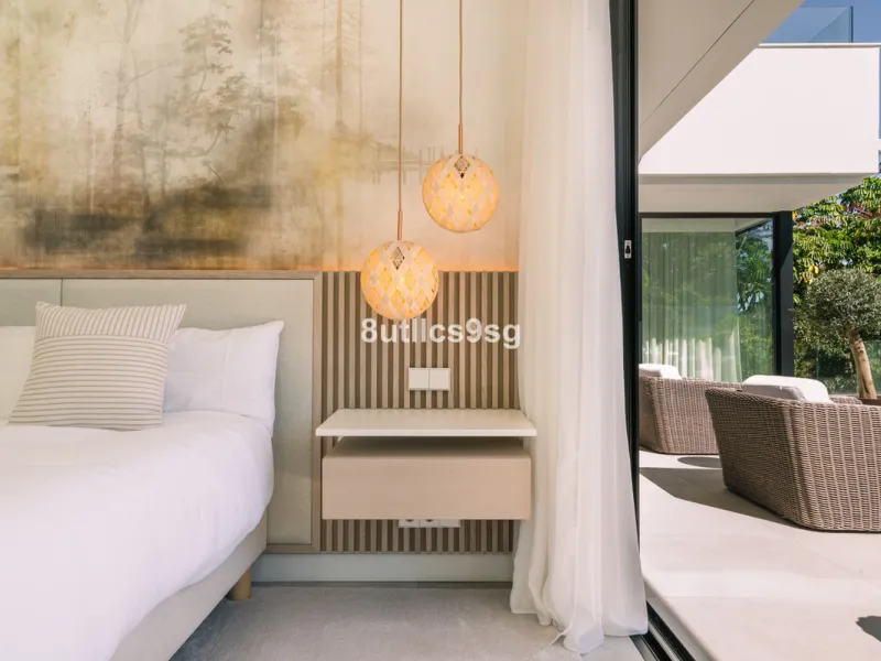 This stunning villa is located in the exclusive area of Nueva Andalucía, Marbella, Málaga, and stands out for its modern design and privileged location. With a constructed area of 844m² and a plot of 1.142m², this property offers a spacious and comfortabl