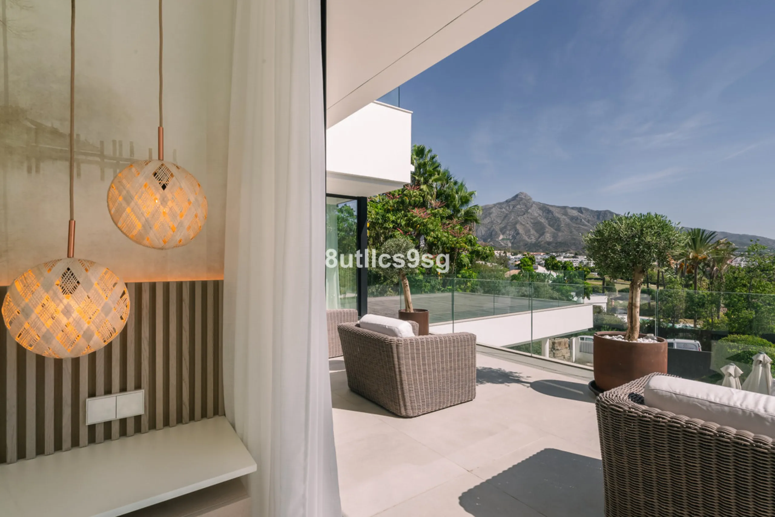 This stunning villa is located in the exclusive area of Nueva Andalucía, Marbella, Málaga, and stands out for its modern design and privileged location. With a constructed area of 844m² and a plot of 1.142m², this property offers a spacious and comfortabl