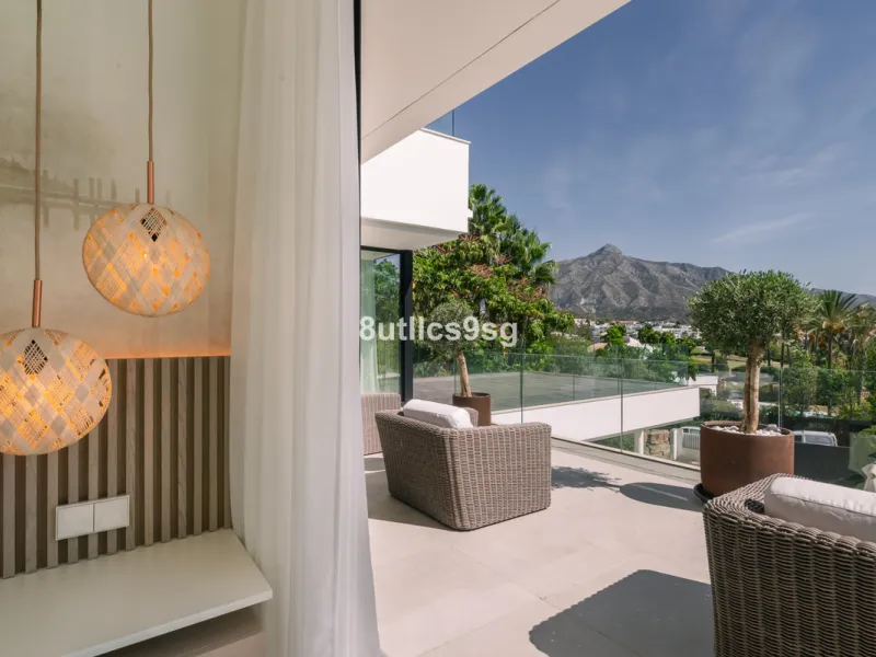 This stunning villa is located in the exclusive area of Nueva Andalucía, Marbella, Málaga, and stands out for its modern design and privileged location. With a constructed area of 844m² and a plot of 1.142m², this property offers a spacious and comfortabl