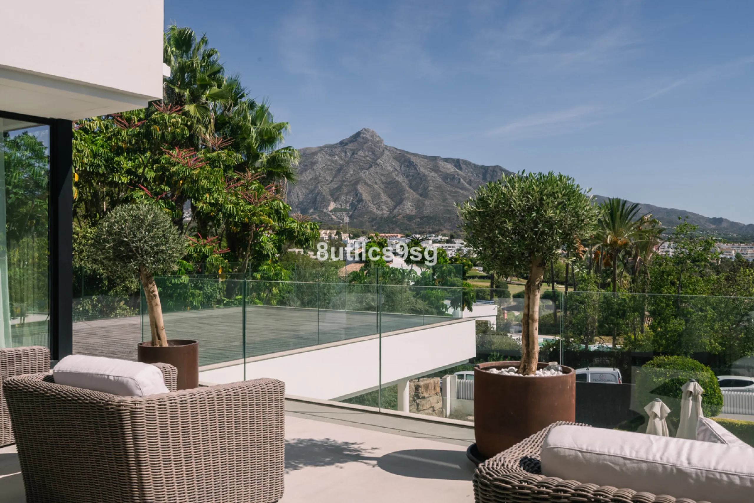This stunning villa is located in the exclusive area of Nueva Andalucía, Marbella, Málaga, and stands out for its modern design and privileged location. With a constructed area of 844m² and a plot of 1.142m², this property offers a spacious and comfortabl