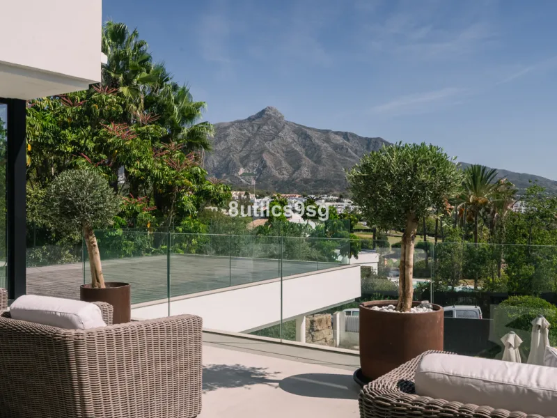 This stunning villa is located in the exclusive area of Nueva Andalucía, Marbella, Málaga, and stands out for its modern design and privileged location. With a constructed area of 844m² and a plot of 1.142m², this property offers a spacious and comfortabl