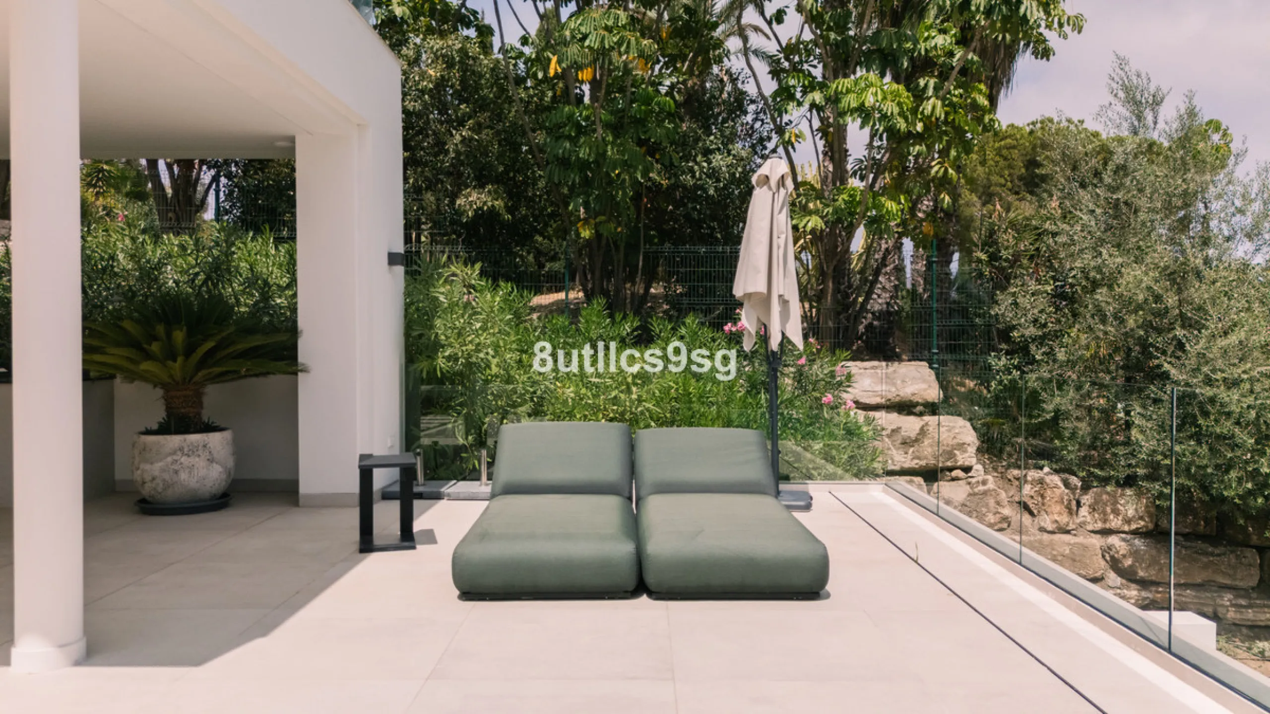This stunning villa is located in the exclusive area of Nueva Andalucía, Marbella, Málaga, and stands out for its modern design and privileged location. With a constructed area of 844m² and a plot of 1.142m², this property offers a spacious and comfortabl