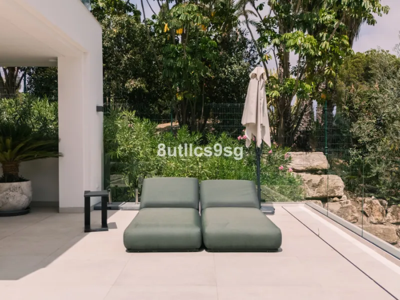 This stunning villa is located in the exclusive area of Nueva Andalucía, Marbella, Málaga, and stands out for its modern design and privileged location. With a constructed area of 844m² and a plot of 1.142m², this property offers a spacious and comfortabl