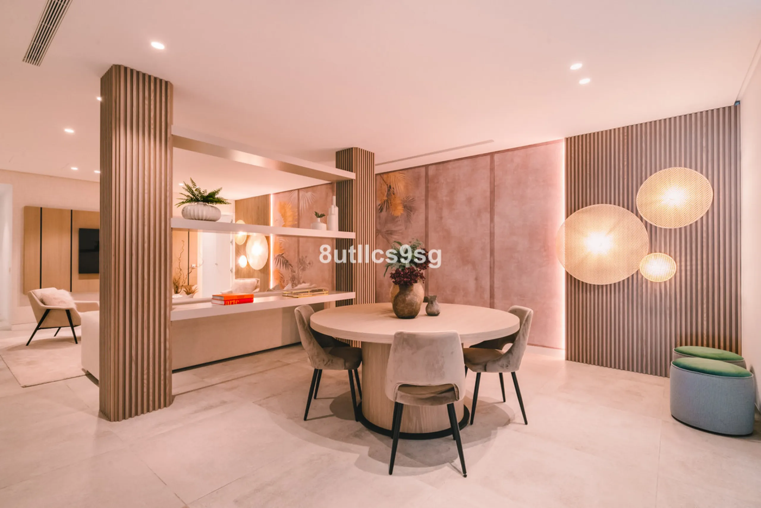 This stunning villa is located in the exclusive area of Nueva Andalucía, Marbella, Málaga, and stands out for its modern design and privileged location. With a constructed area of 844m² and a plot of 1.142m², this property offers a spacious and comfortabl