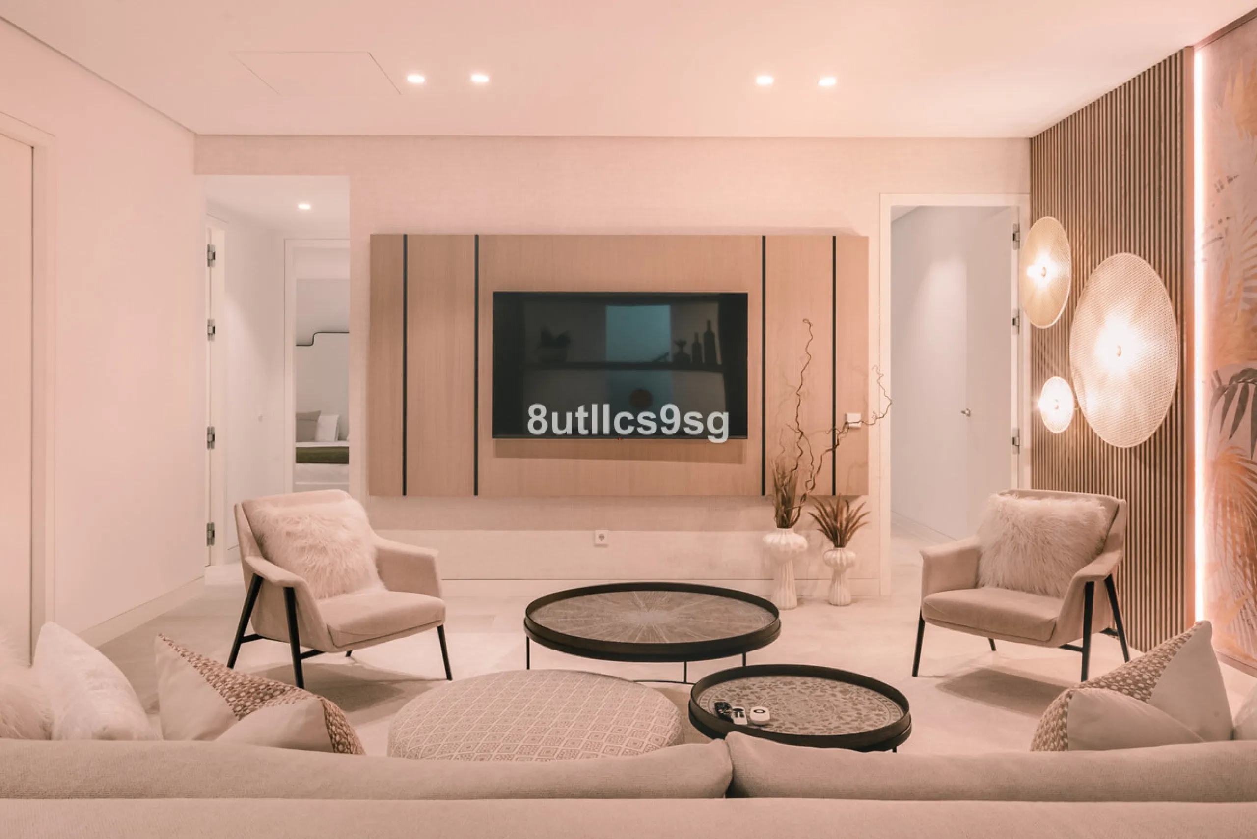 This stunning villa is located in the exclusive area of Nueva Andalucía, Marbella, Málaga, and stands out for its modern design and privileged location. With a constructed area of 844m² and a plot of 1.142m², this property offers a spacious and comfortabl