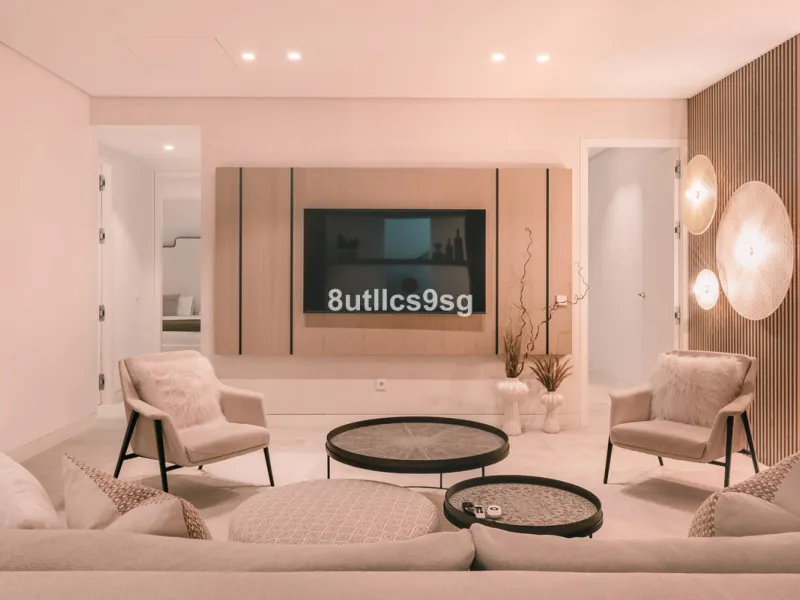 This stunning villa is located in the exclusive area of Nueva Andalucía, Marbella, Málaga, and stands out for its modern design and privileged location. With a constructed area of 844m² and a plot of 1.142m², this property offers a spacious and comfortabl