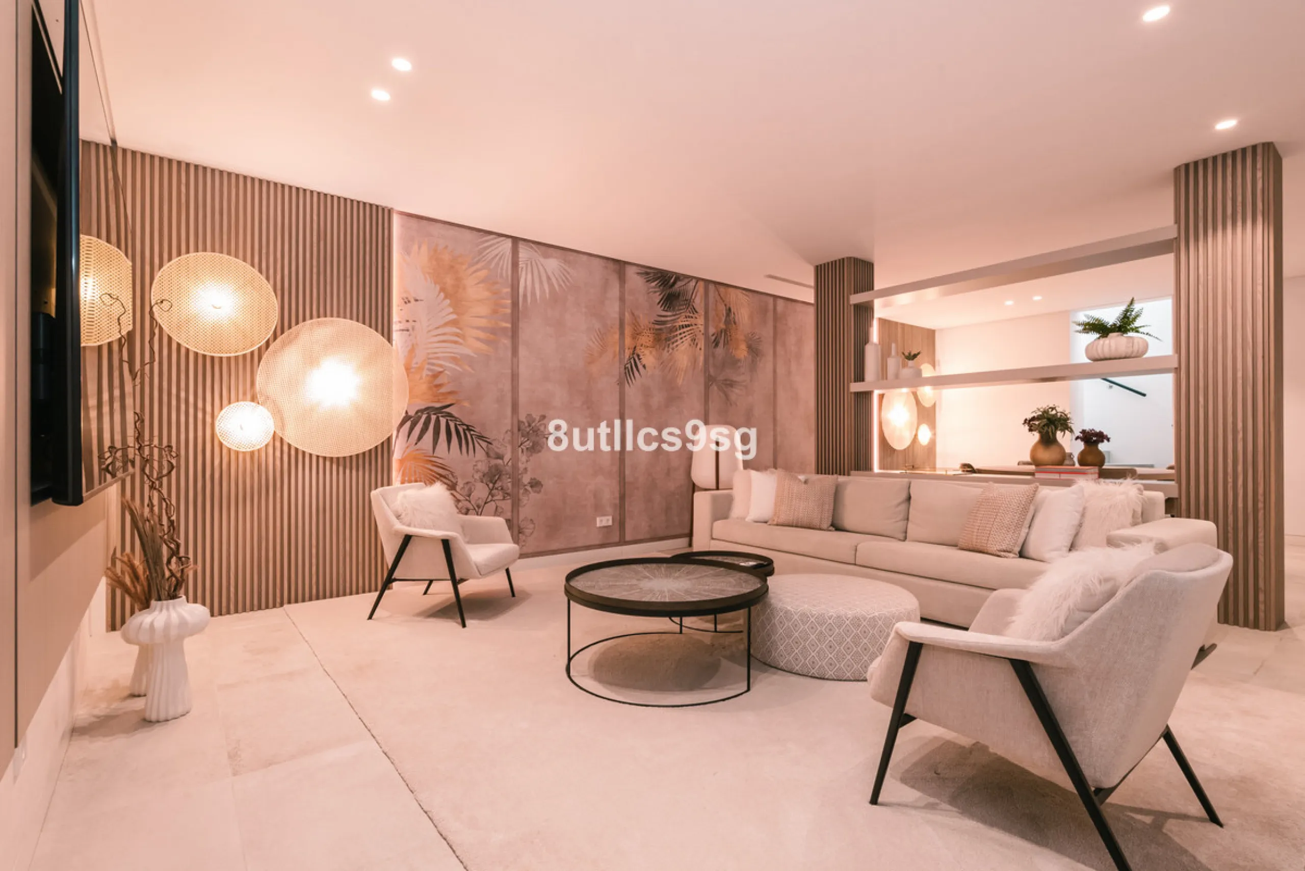 This stunning villa is located in the exclusive area of Nueva Andalucía, Marbella, Málaga, and stands out for its modern design and privileged location. With a constructed area of 844m² and a plot of 1.142m², this property offers a spacious and comfortabl