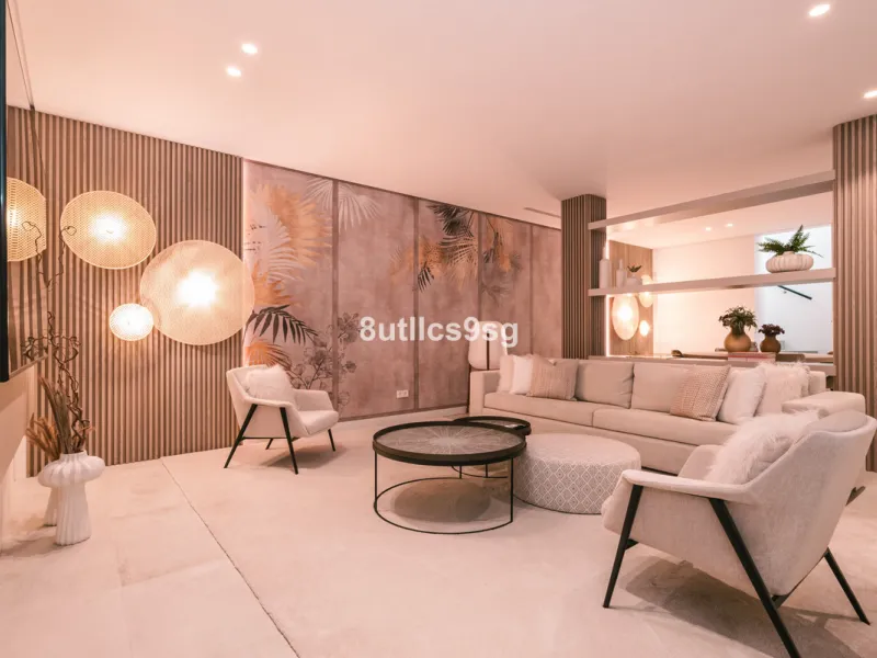 This stunning villa is located in the exclusive area of Nueva Andalucía, Marbella, Málaga, and stands out for its modern design and privileged location. With a constructed area of 844m² and a plot of 1.142m², this property offers a spacious and comfortabl