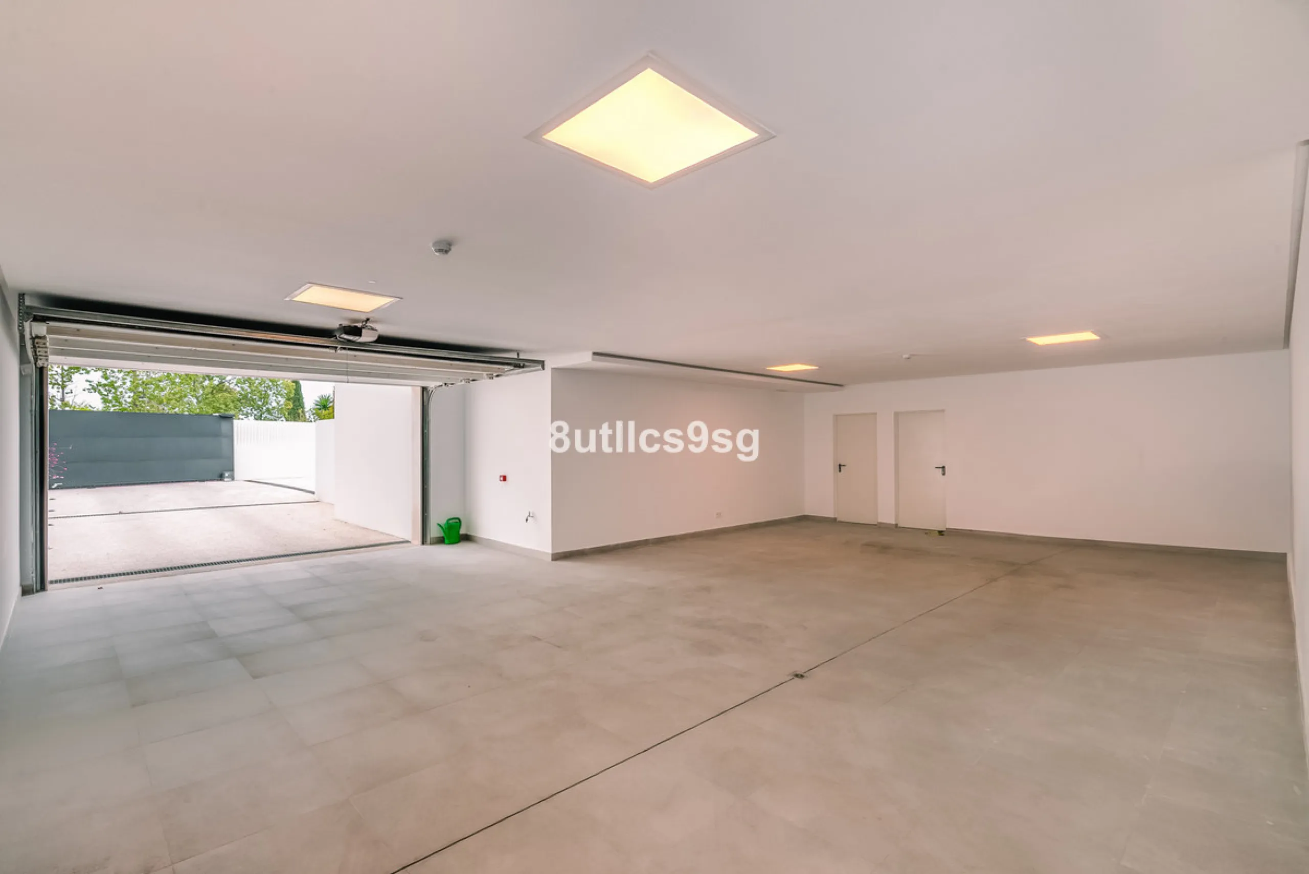 This stunning villa is located in the exclusive area of Nueva Andalucía, Marbella, Málaga, and stands out for its modern design and privileged location. With a constructed area of 844m² and a plot of 1.142m², this property offers a spacious and comfortabl