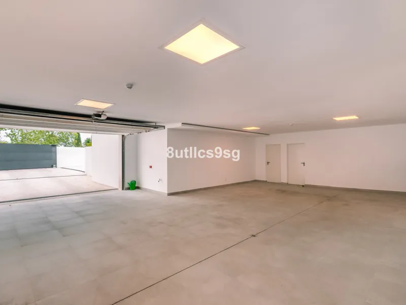 This stunning villa is located in the exclusive area of Nueva Andalucía, Marbella, Málaga, and stands out for its modern design and privileged location. With a constructed area of 844m² and a plot of 1.142m², this property offers a spacious and comfortabl