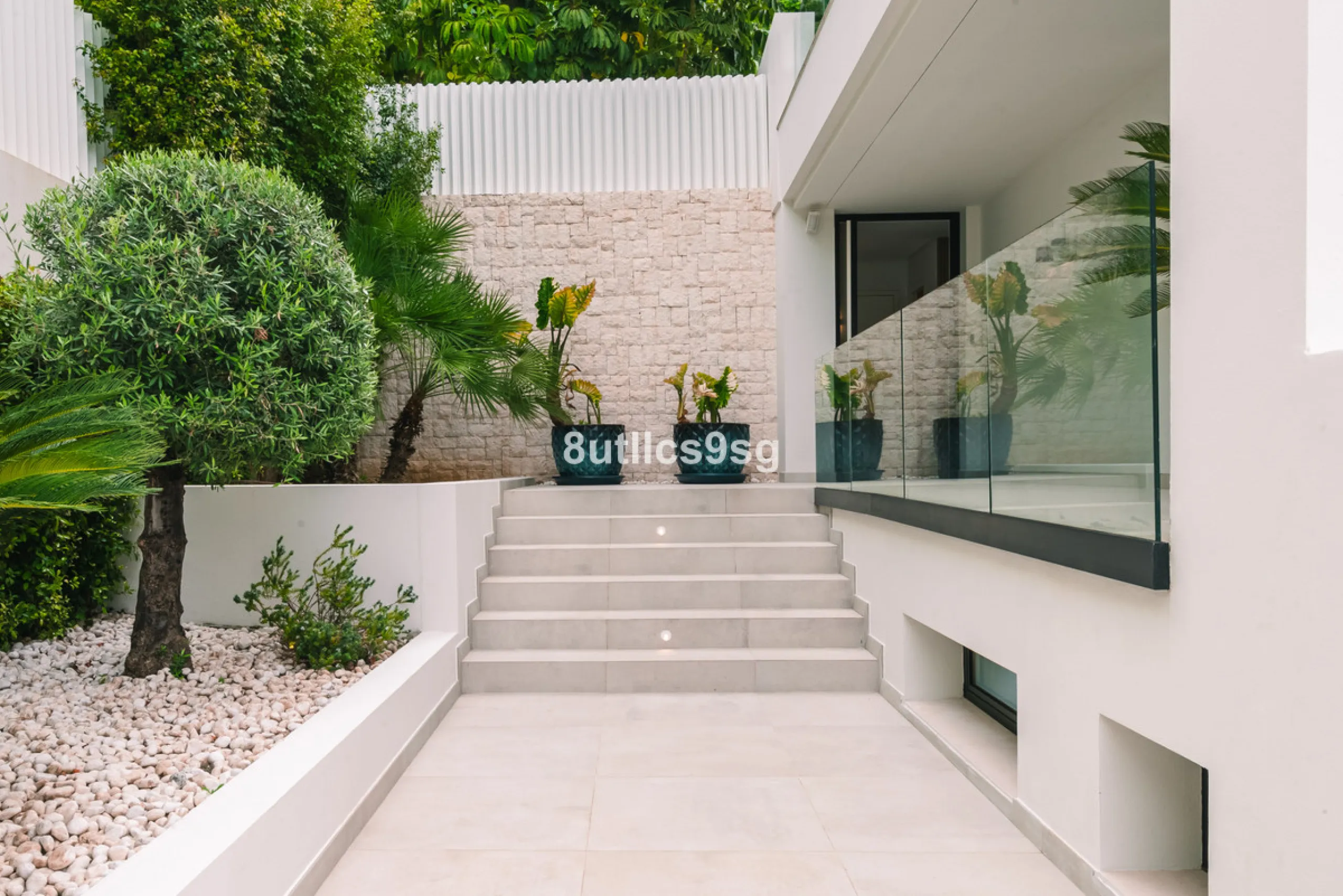 This stunning villa is located in the exclusive area of Nueva Andalucía, Marbella, Málaga, and stands out for its modern design and privileged location. With a constructed area of 844m² and a plot of 1.142m², this property offers a spacious and comfortabl