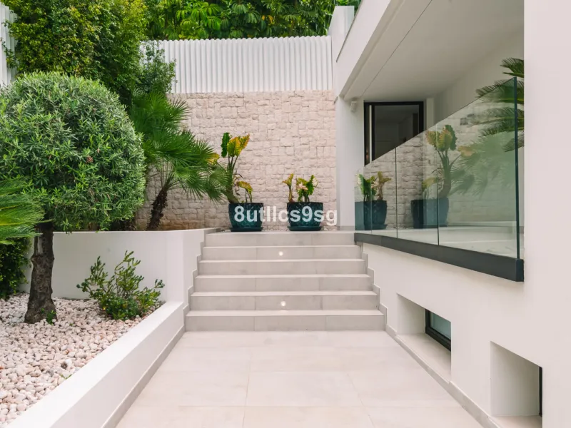 This stunning villa is located in the exclusive area of Nueva Andalucía, Marbella, Málaga, and stands out for its modern design and privileged location. With a constructed area of 844m² and a plot of 1.142m², this property offers a spacious and comfortabl