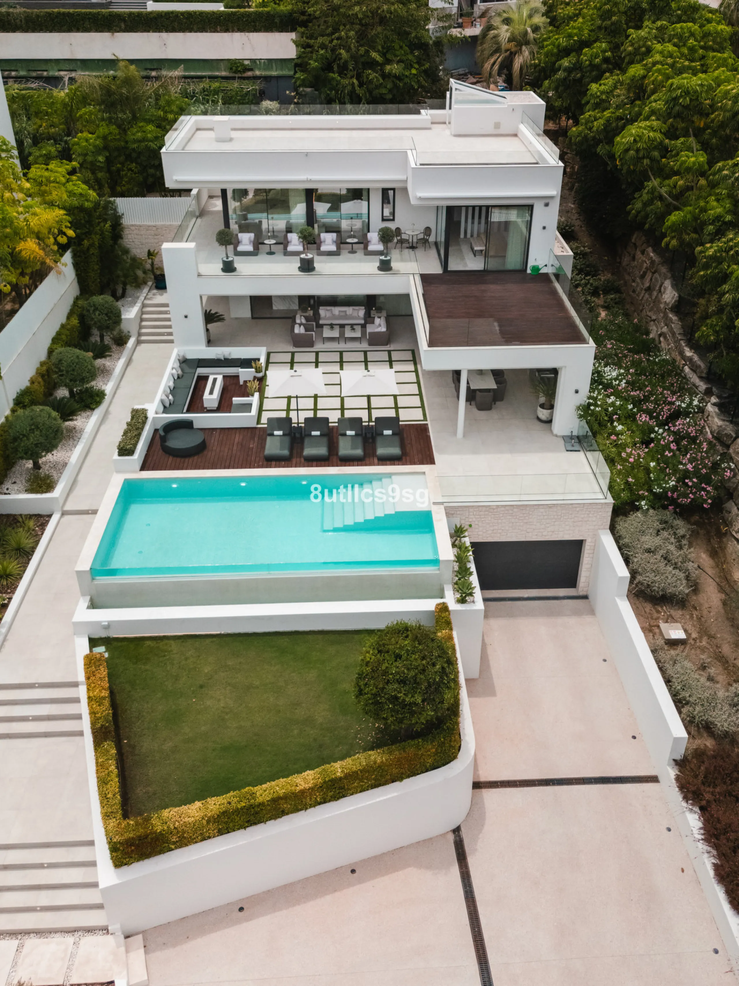 This stunning villa is located in the exclusive area of Nueva Andalucía, Marbella, Málaga, and stands out for its modern design and privileged location. With a constructed area of 844m² and a plot of 1.142m², this property offers a spacious and comfortabl
